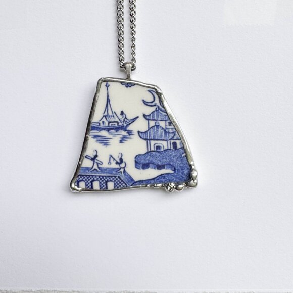 Handmade repurposed ceramic shard necklace with Asian theme - Picture 6 of 16